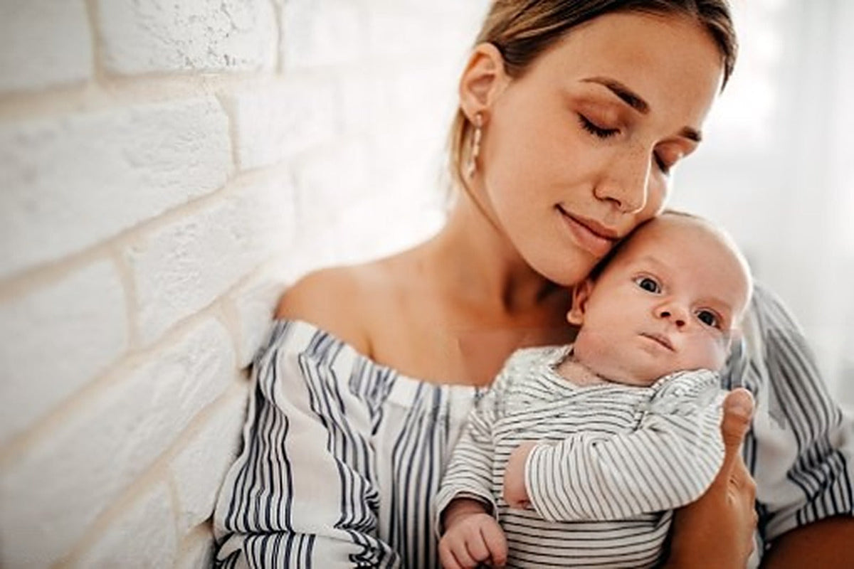 Maman apaisée, bébé calme contre elle